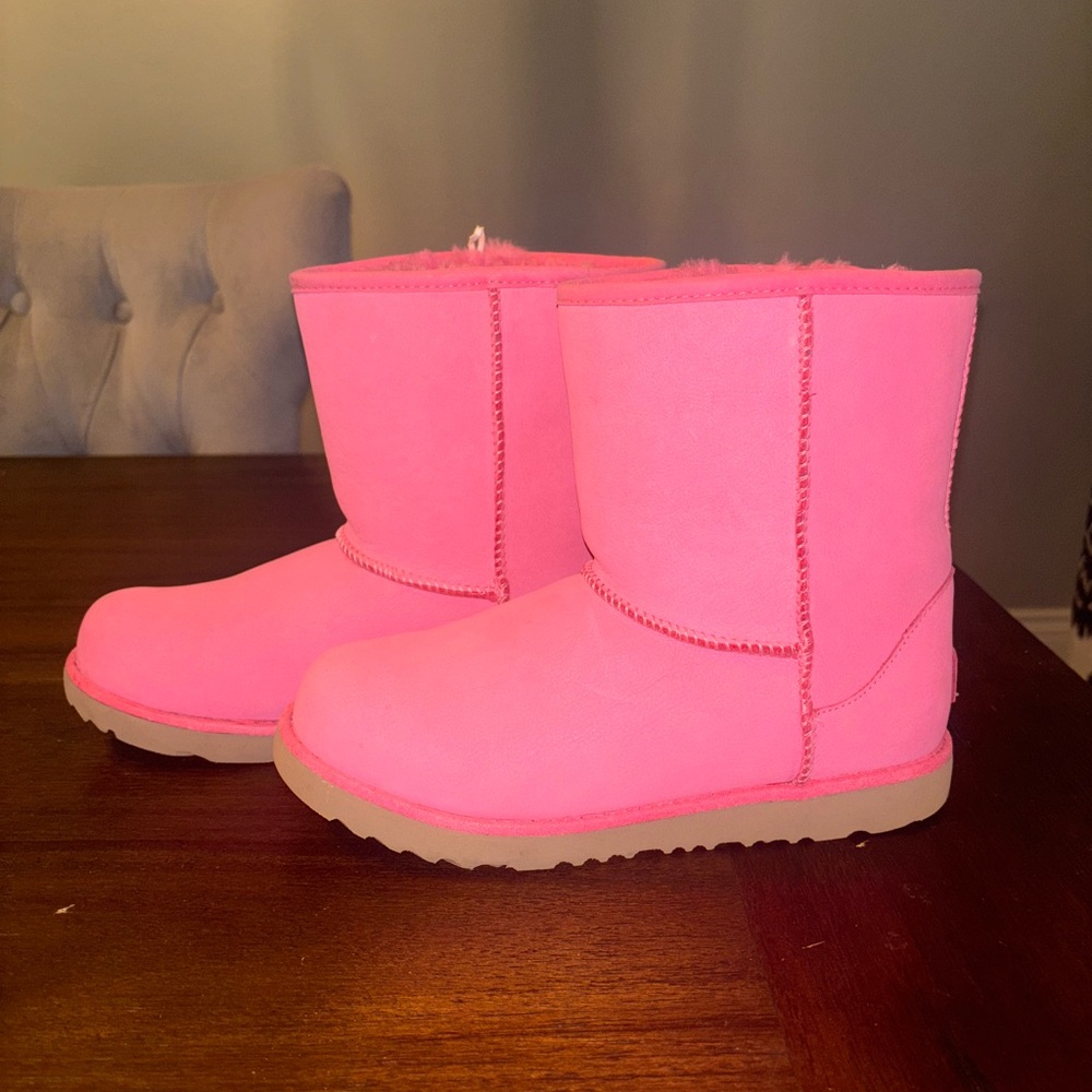 KIDS 5 PINK AZALEA UGG CLASSIC SHORT II WP WATERPROOF LEATHER BOOTS